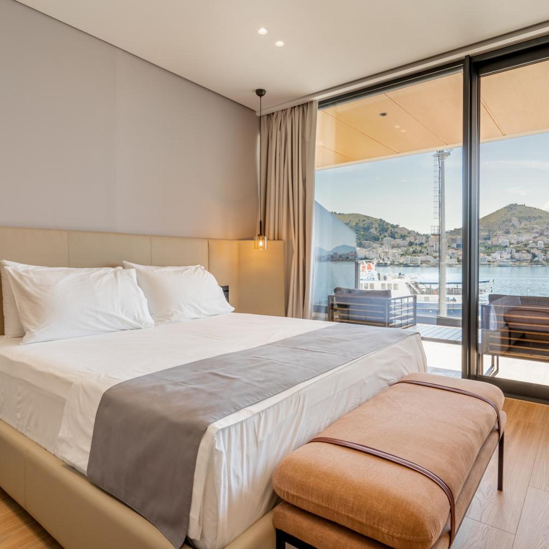 Yacht Premium Hotel 12/50