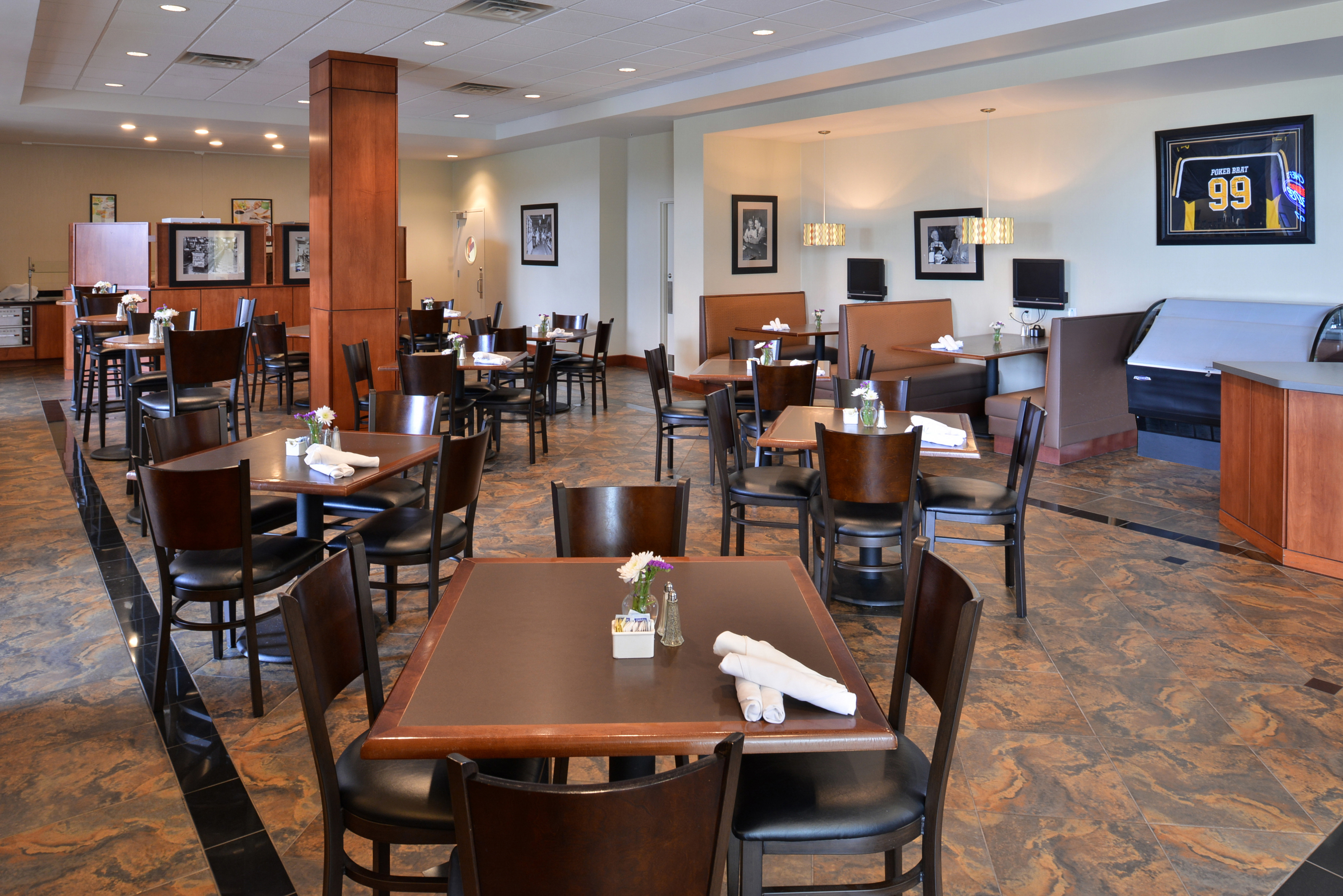 Holiday Inn Madison At The American Center 64/76