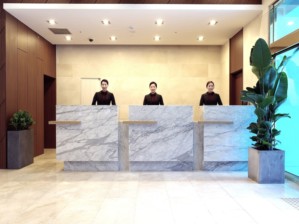 On City Hotel 4/43
