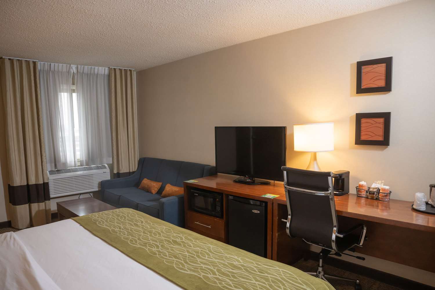 Comfort Inn & Suites Erie - Splash Harbor Indoor Waterpark 19/55
