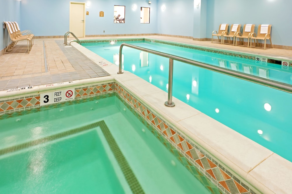 Holiday Inn Express Hotel Suites Latham 39/70