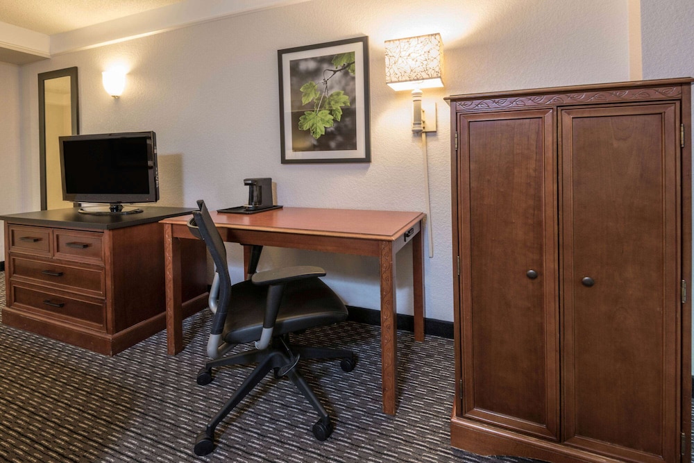 La Quinta Inn & Suites by Wyndham San Antonio Riverwalk 40/53