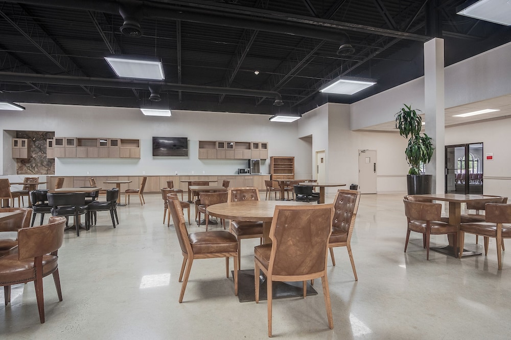 Cottonwood Suites Savannah Hotel and Conference Center 56/71