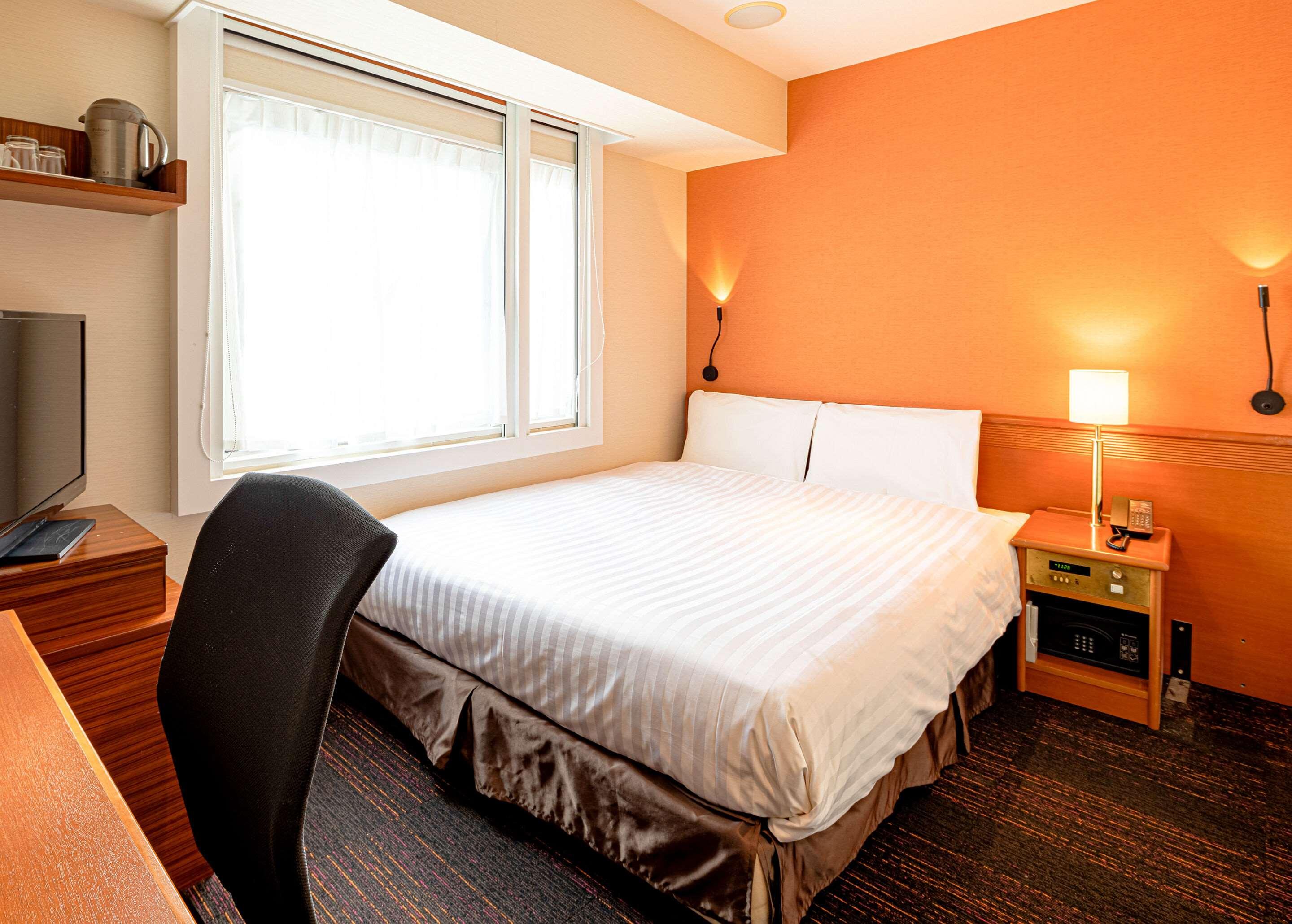 ROOM, QUEEN BED