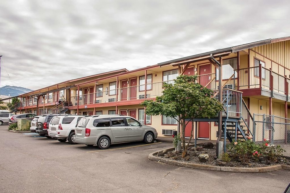 Econo Lodge 26/29