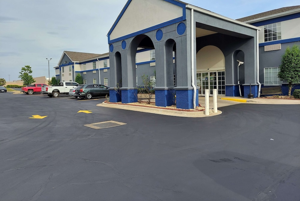Days Inn & Suites by Wyndham Huntsville 15/19