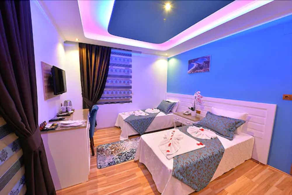 ROOM, TWIN BEDS