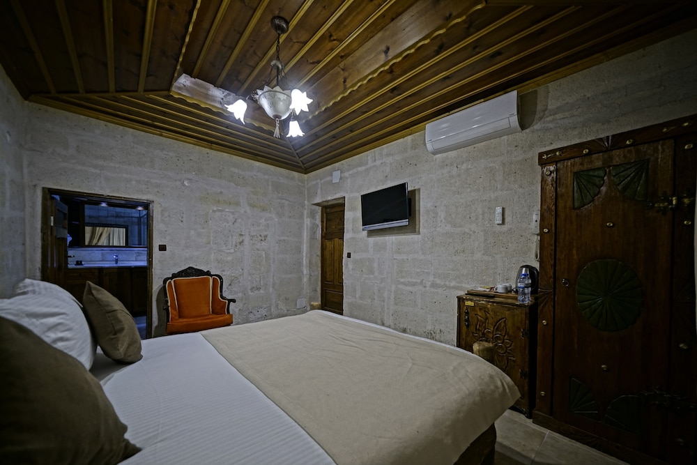 Holiday Cave Hotel 20/81