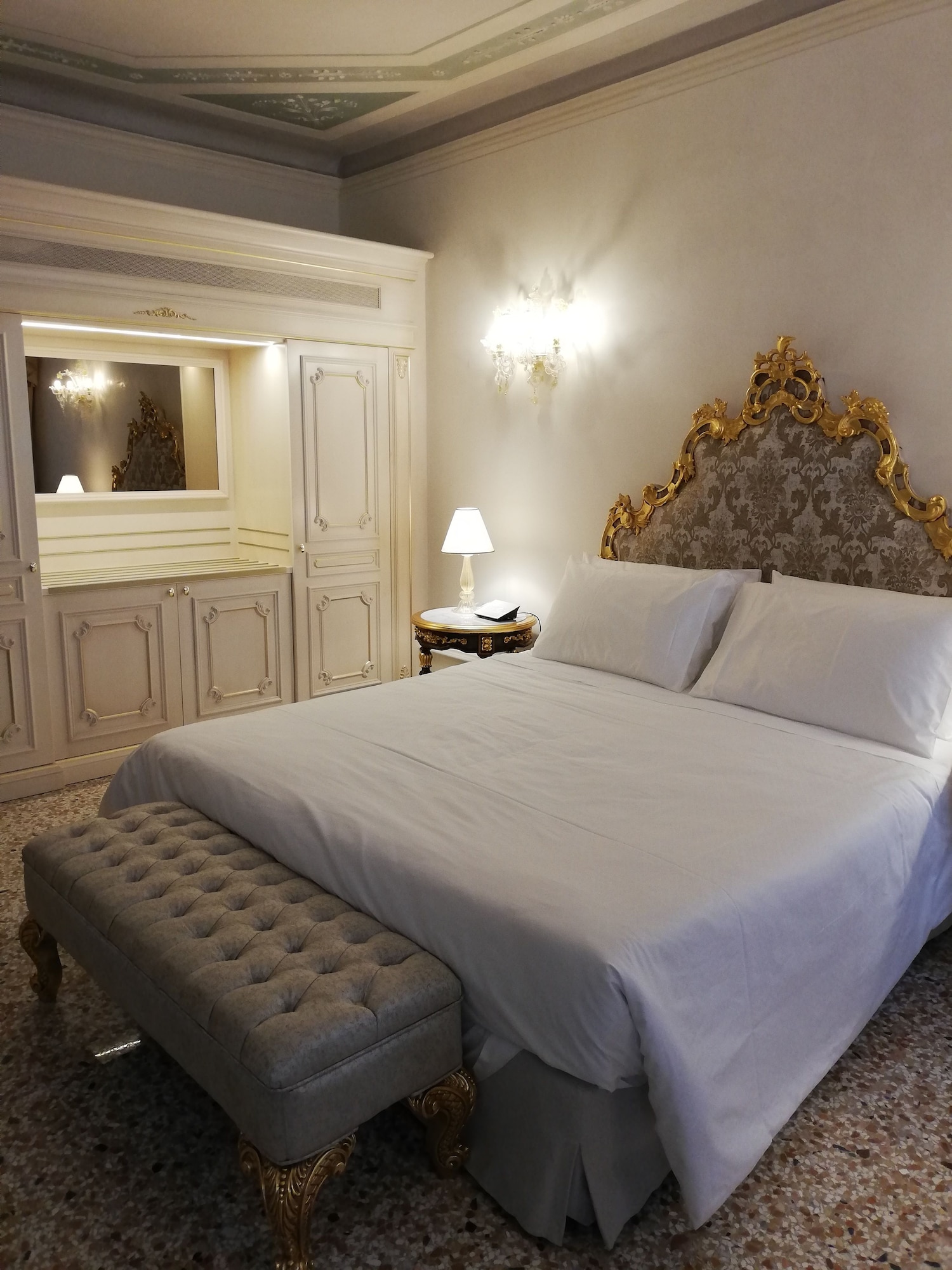 DELUXE, SUITE