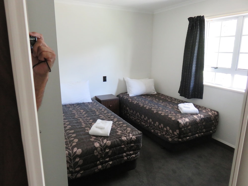 Admirals Motor Lodge 23/71