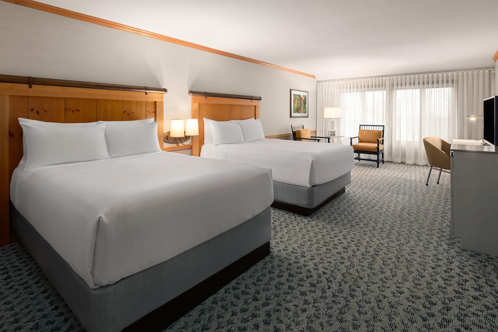 Room, 2 Queen Beds, Water View, Accessible