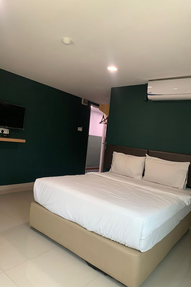 Room V @ Jalan Megat by ZUZU 10/29