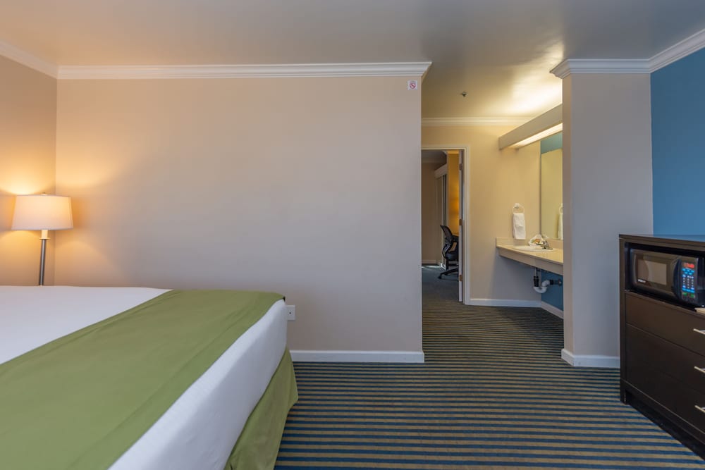Ocean Pacific Lodge 8/40