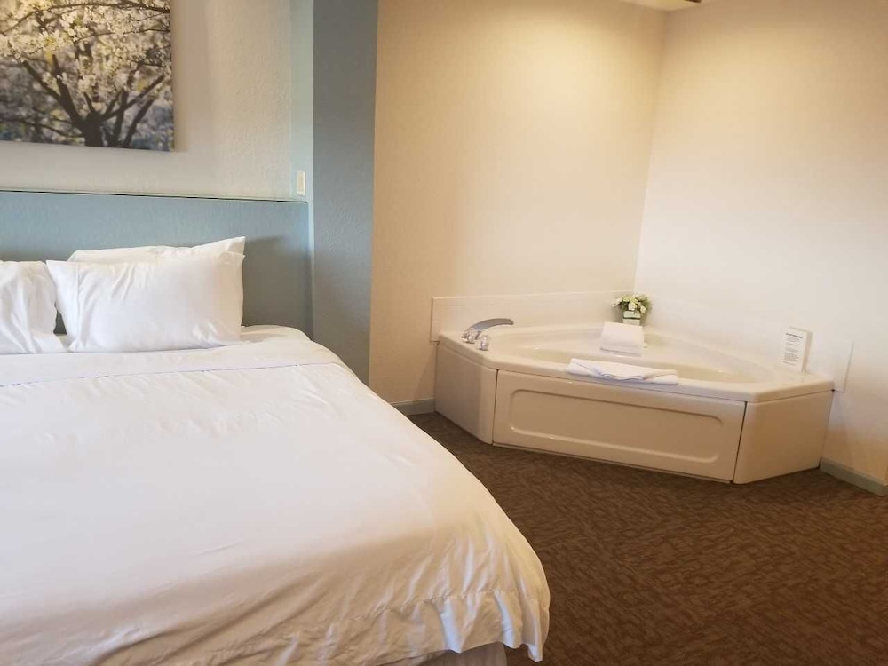 Brook Pointe Inn 16/53
