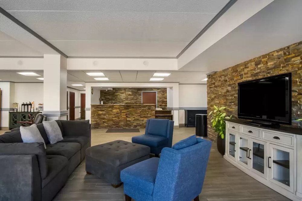 Clarion Inn and Suites Grand Rapids Airport 39/63