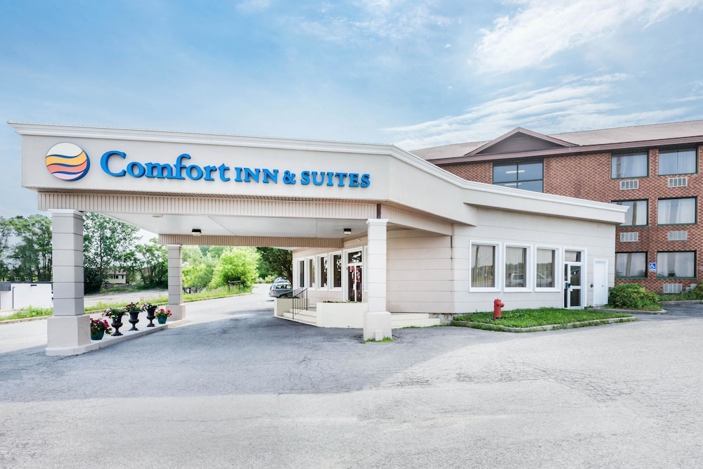 Comfort Inn & Suites Barrie 1/51