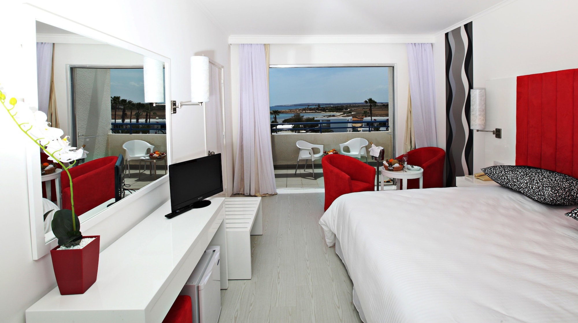 ROOM, DOUBLE OR TWIN BED, PARTIAL SEA VIEW