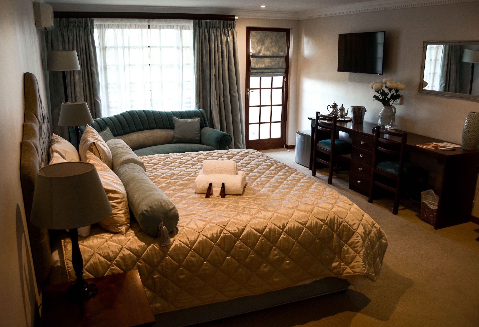 DELUXE, LODGE, KING BED, SEA VIEW