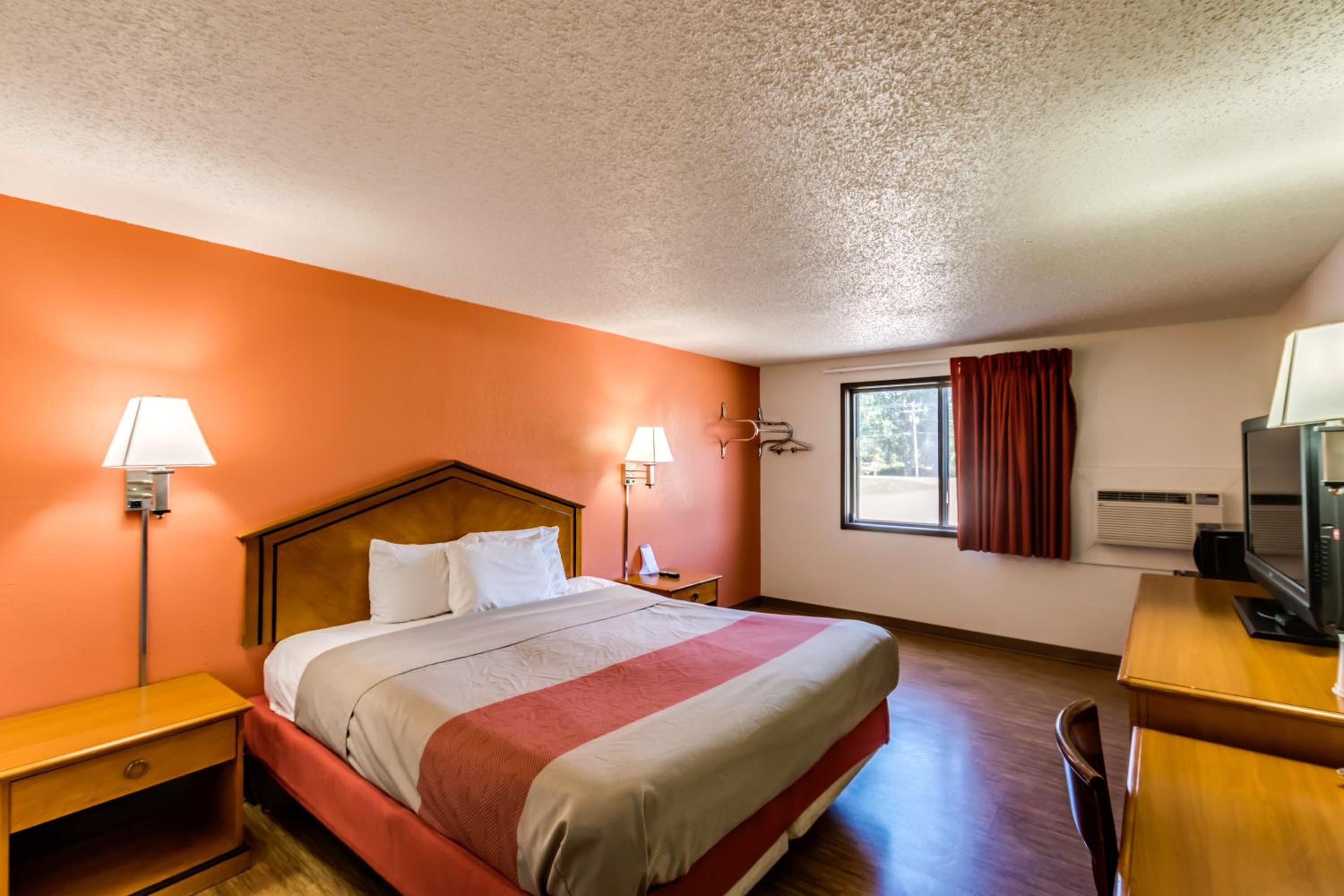 1 King Bed - Smoking, Micfridge، Motel6 Albert Lea, MN 2/10