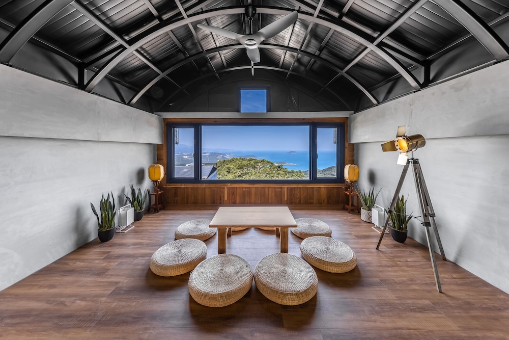 H& Jiufen The Ocean Theory BnB 27/38