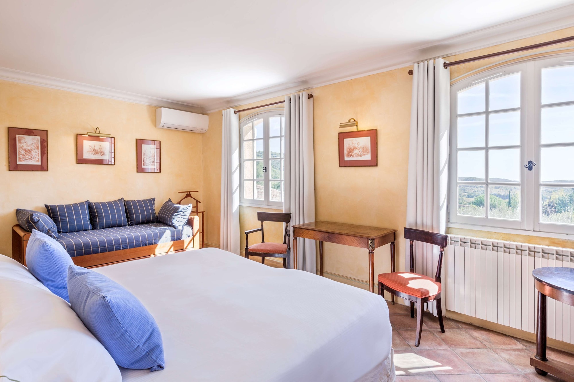 Superior, King Bed, Valley View, Sofa