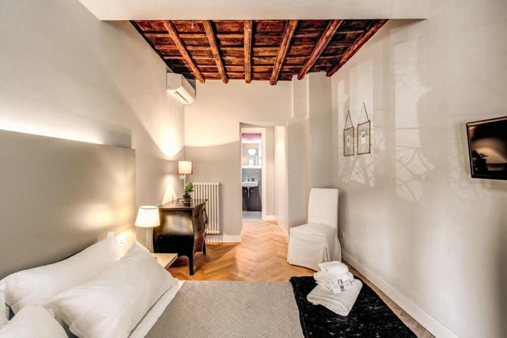 Trevi Fountain Superior 3 bdr apartment 16/49