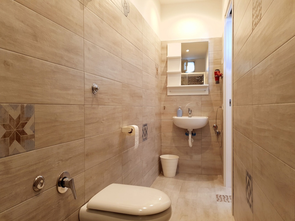 FEMALE DORM, FEMALE ONLY, PRIVATE BATHROOM