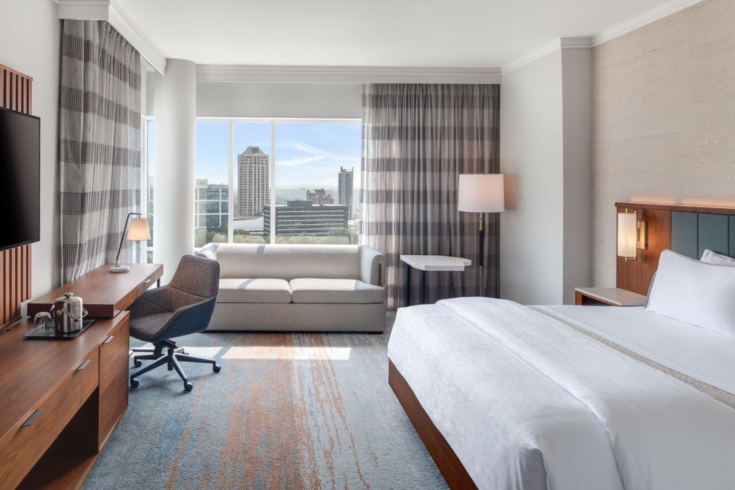 Guest Room, King Bed, Club Floor, Concierge Level, Corner