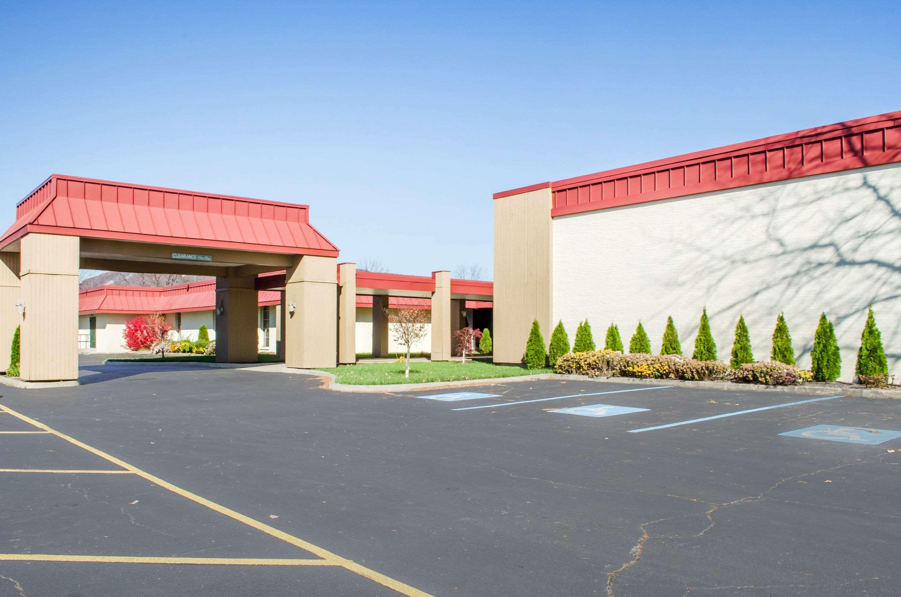 Quality Inn & Suites Burnham, PA thumb 4