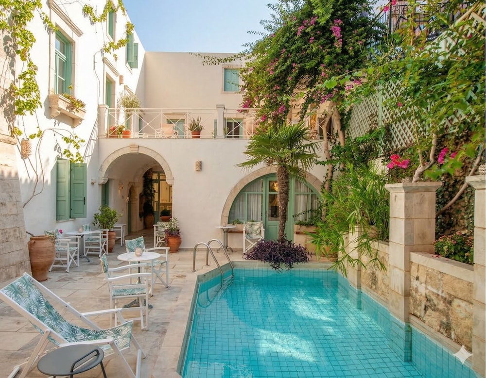 Mythos Suites Hotel 63/68