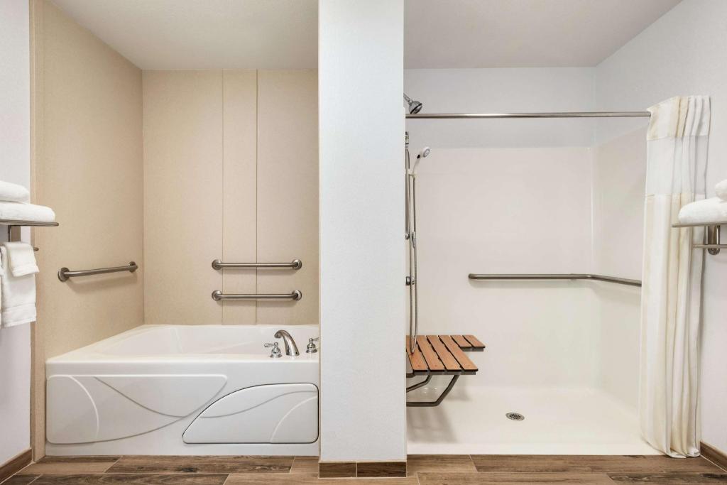Suite, King Bed, Hot Tub, Accessible, Hilton Garden Inn Dubuque Downtown 5/6