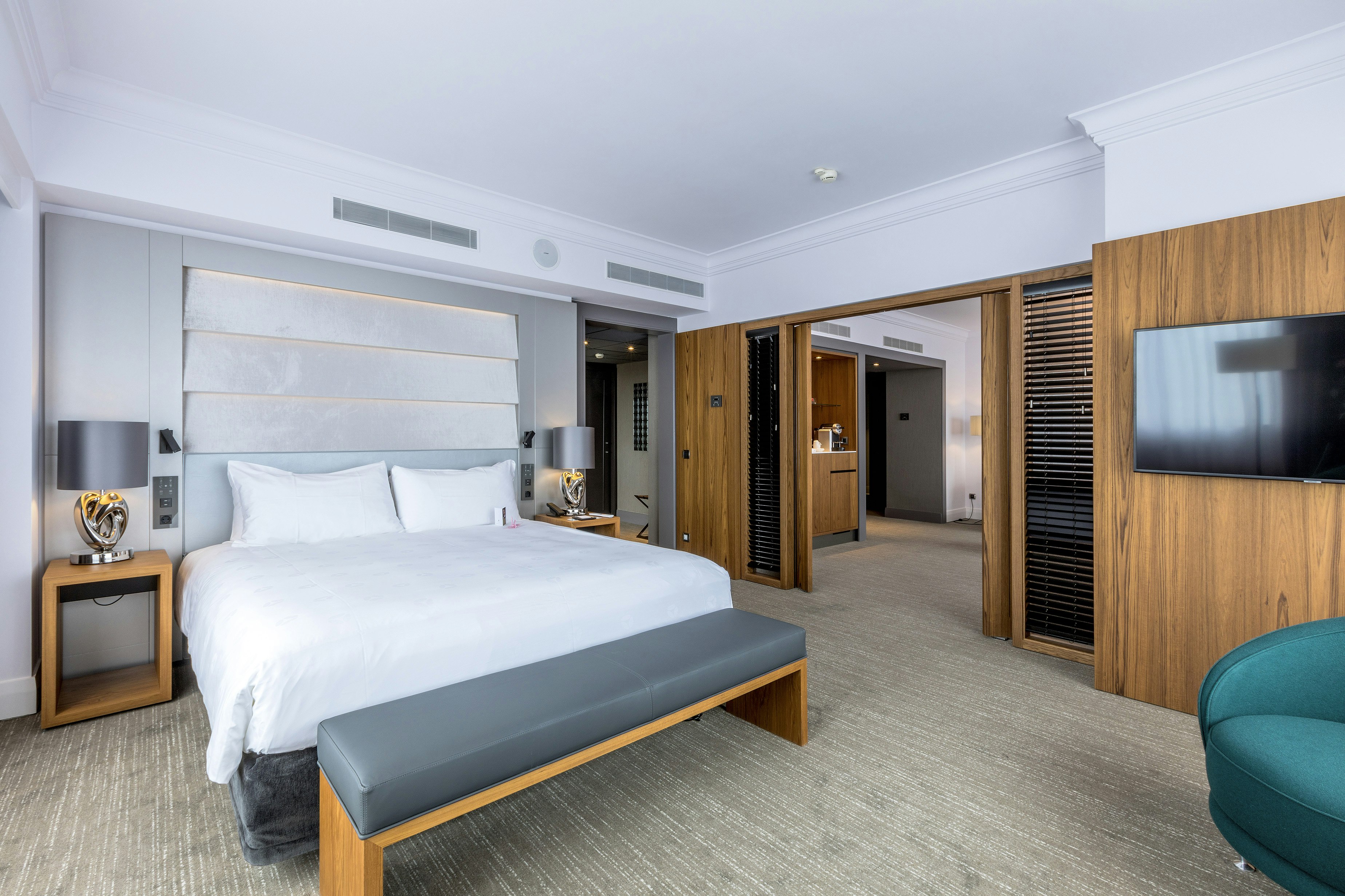 SUITE, CORNER