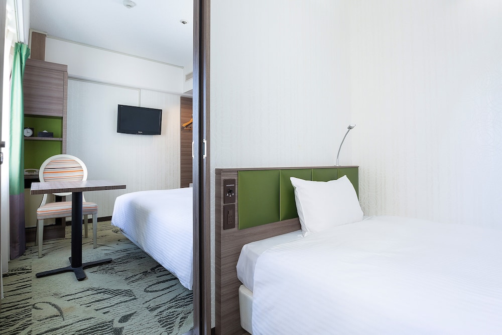 Connecting, Twin Beds