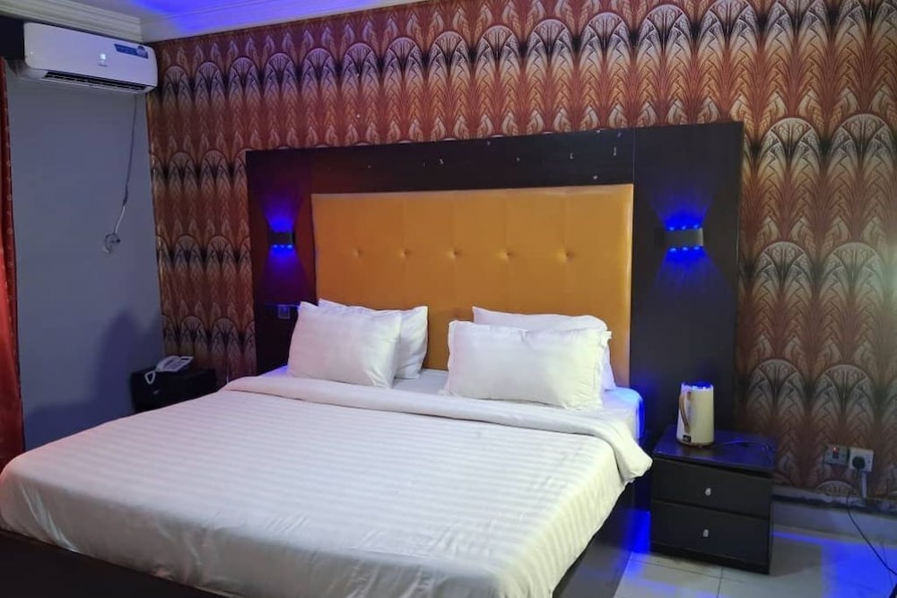 Paris Suites 18/64