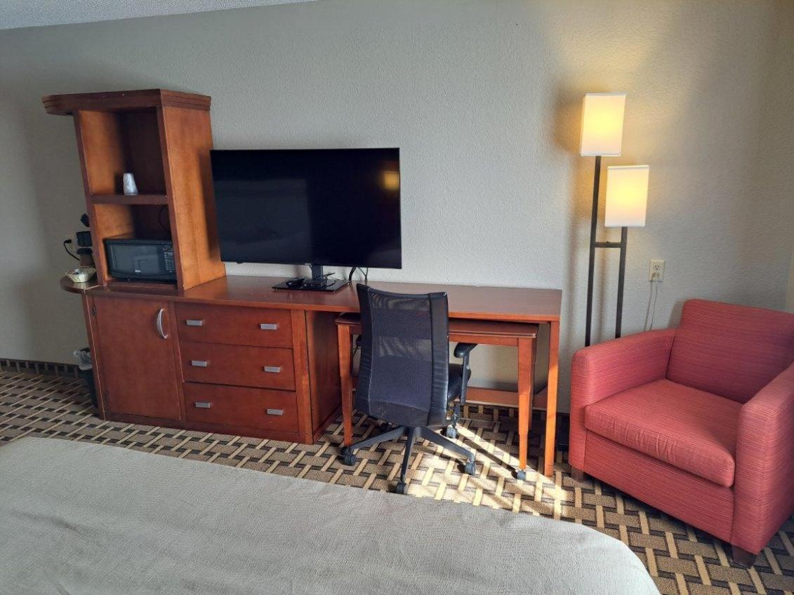 Crossroads Hotel 2/29
