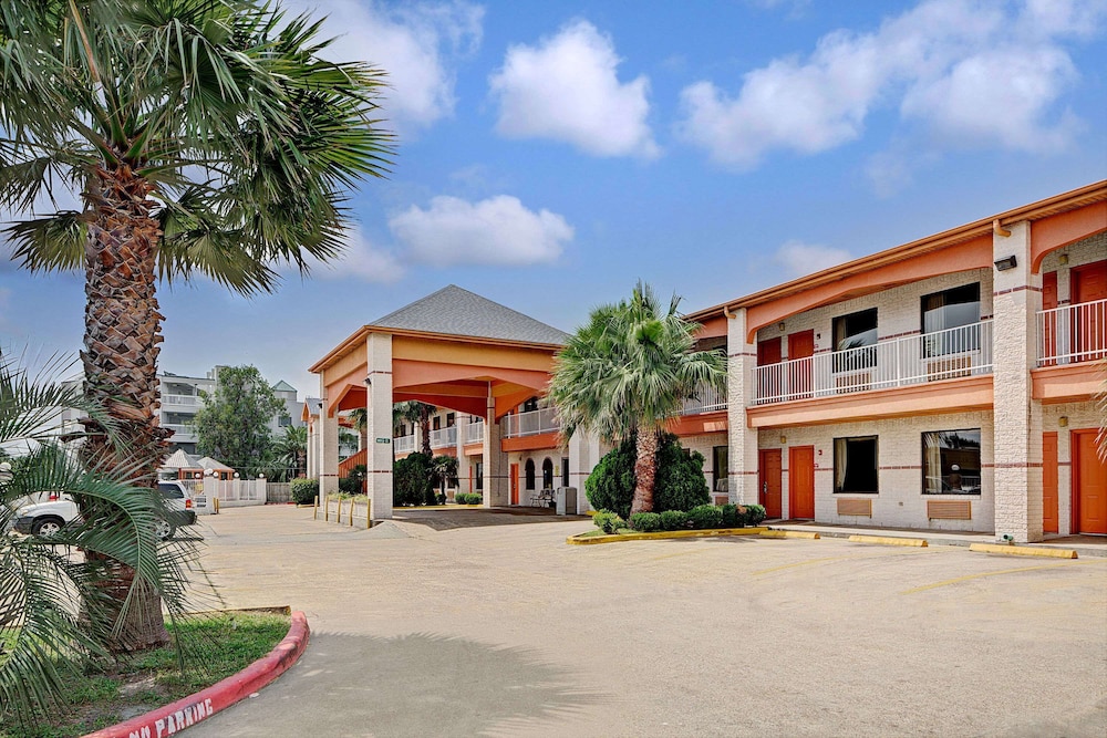 Super 8 by Wyndham Galveston 3/37