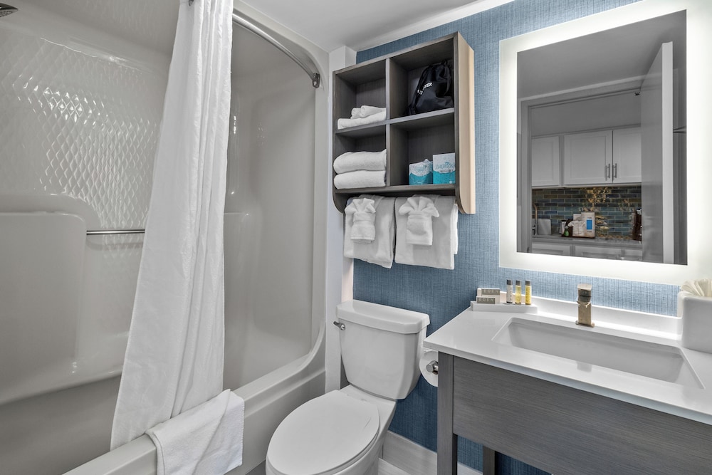 Efficiency, Pinnacle, Deluxe, King Bed, Ocean Front, Sofa، Compass Cove Resort 5/5
