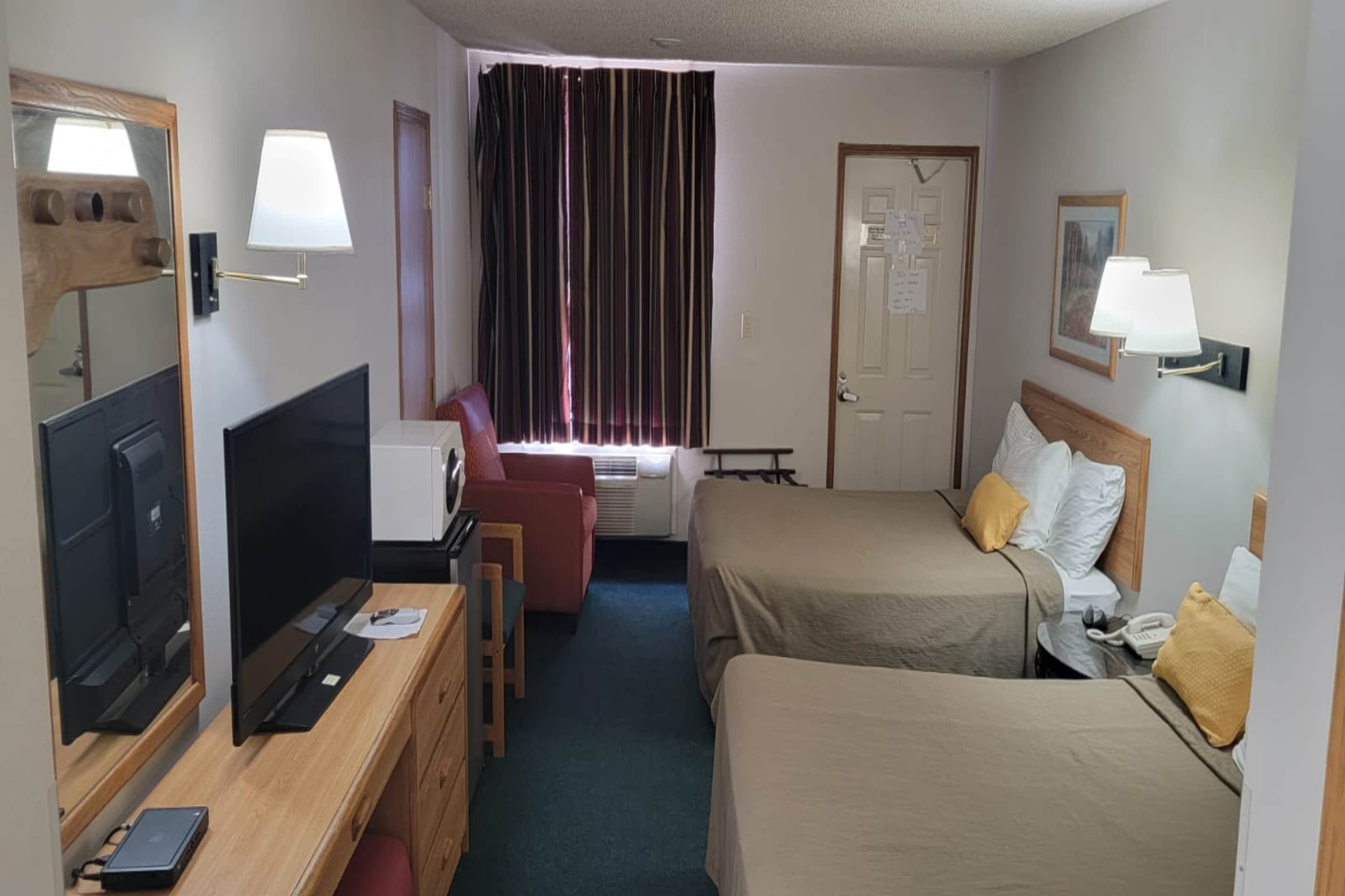 HomeTown Inn By OYO Texhoma, OK 29/50