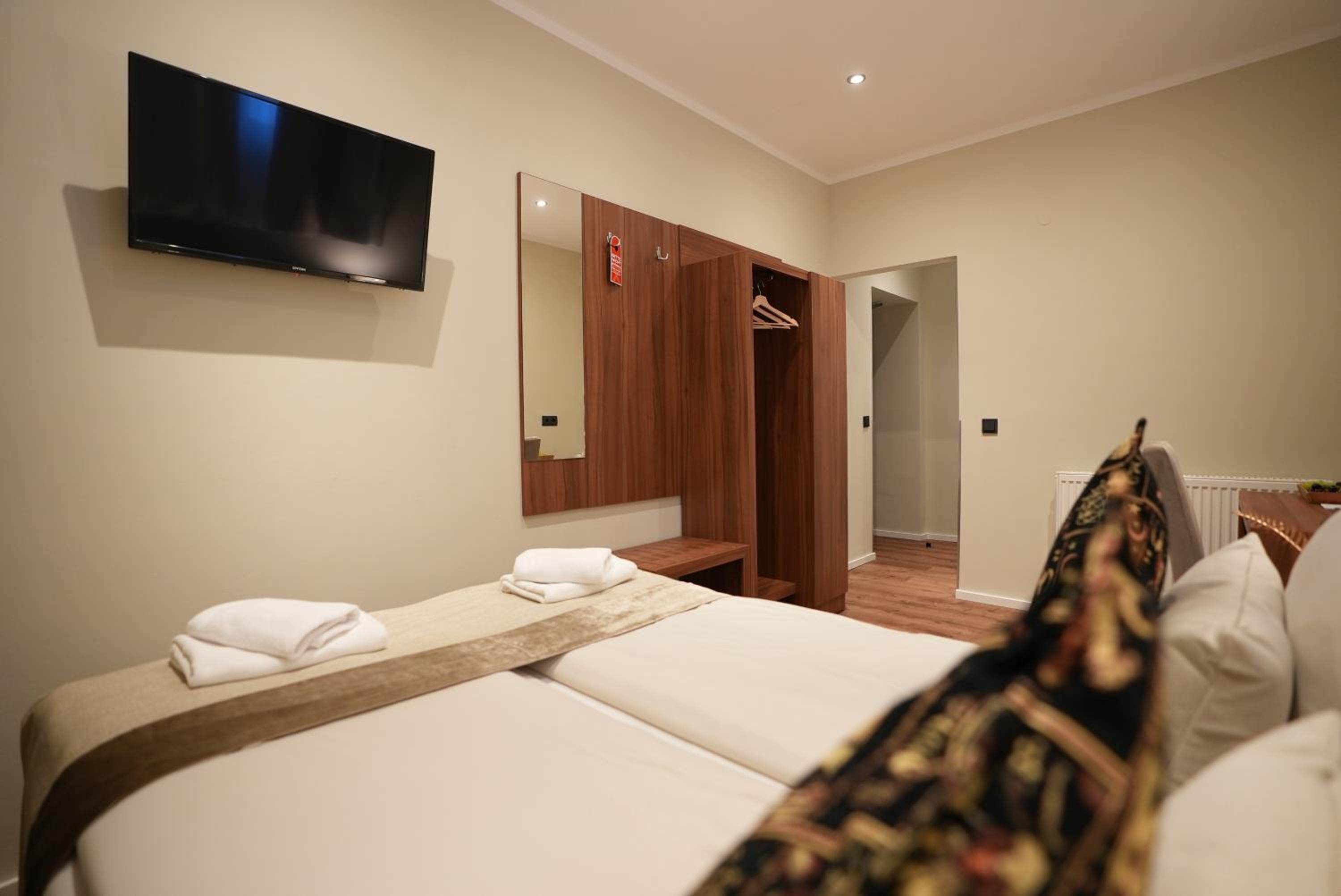 Budget, Basement, Double Bed، Hotel Attache 4/10