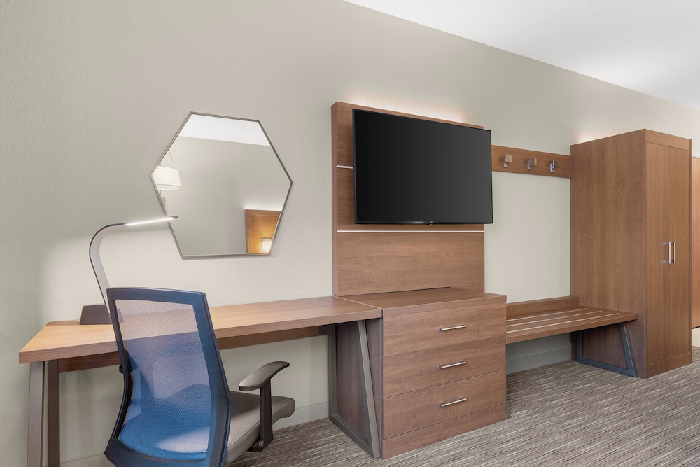 Holiday Inn Express Suites Coralville 61/67