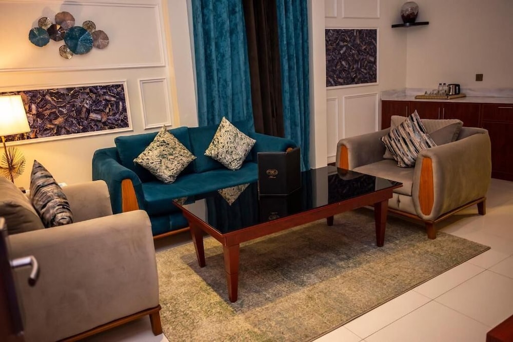 فندق ميرال كراون(Meral Crown Hotel) 40/62
