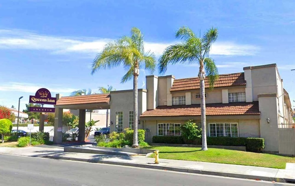Queens Inn Anaheim 6/57