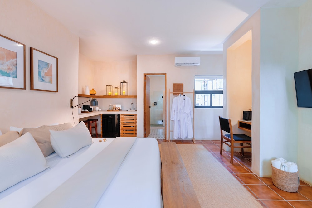 PREMIER, KING BED, GARDEN VIEW