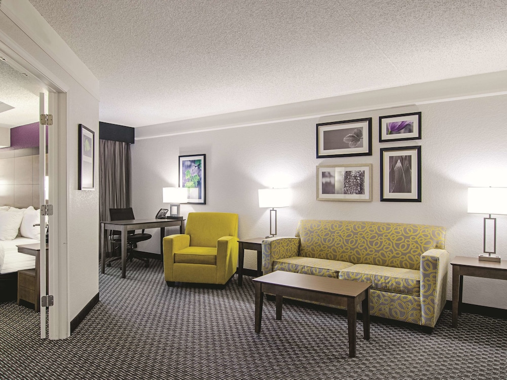 La Quinta Inn & Suites by Wyndham Denver Airport DIA 25/43