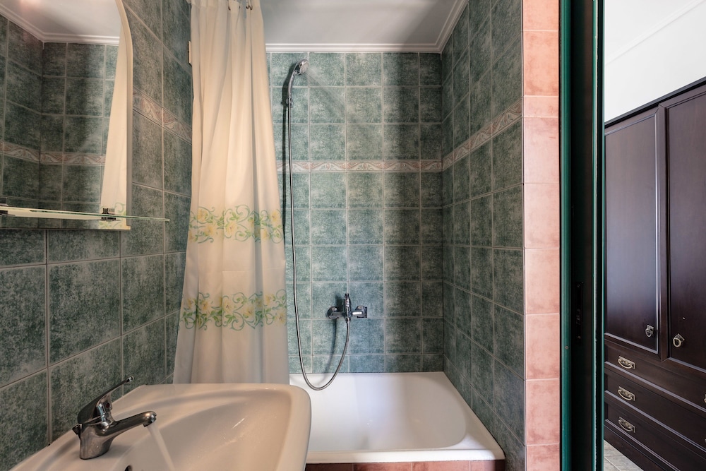 Dionysos Hotel Agistri 48/50