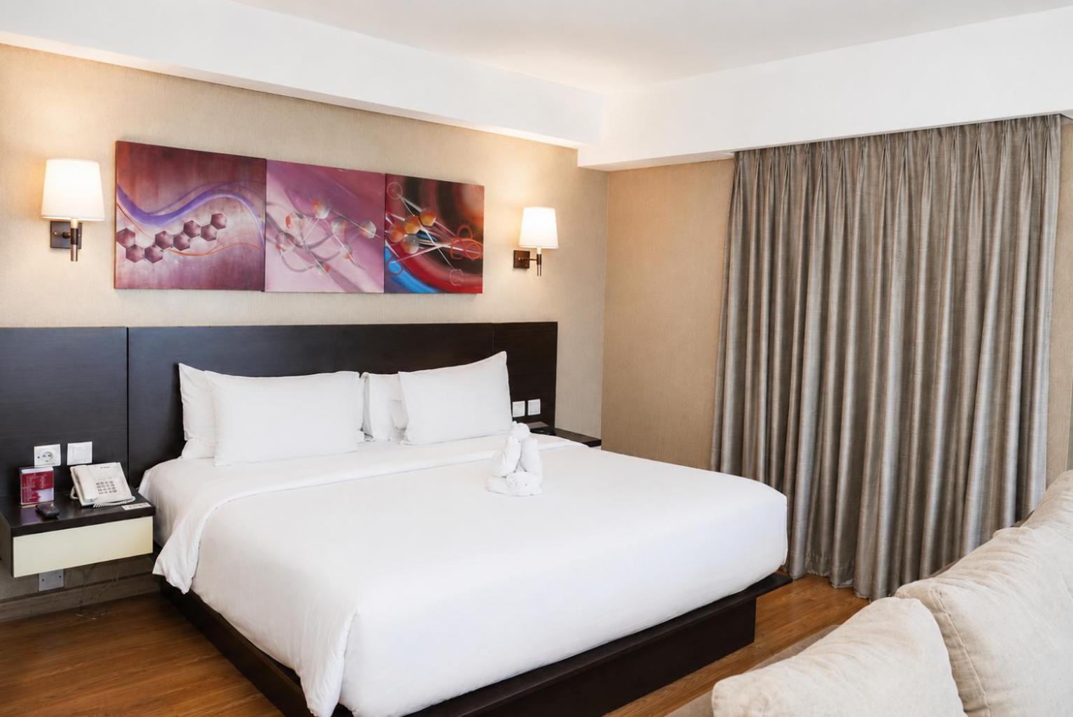Suite, Double Bed, Bath and Shower, Corner