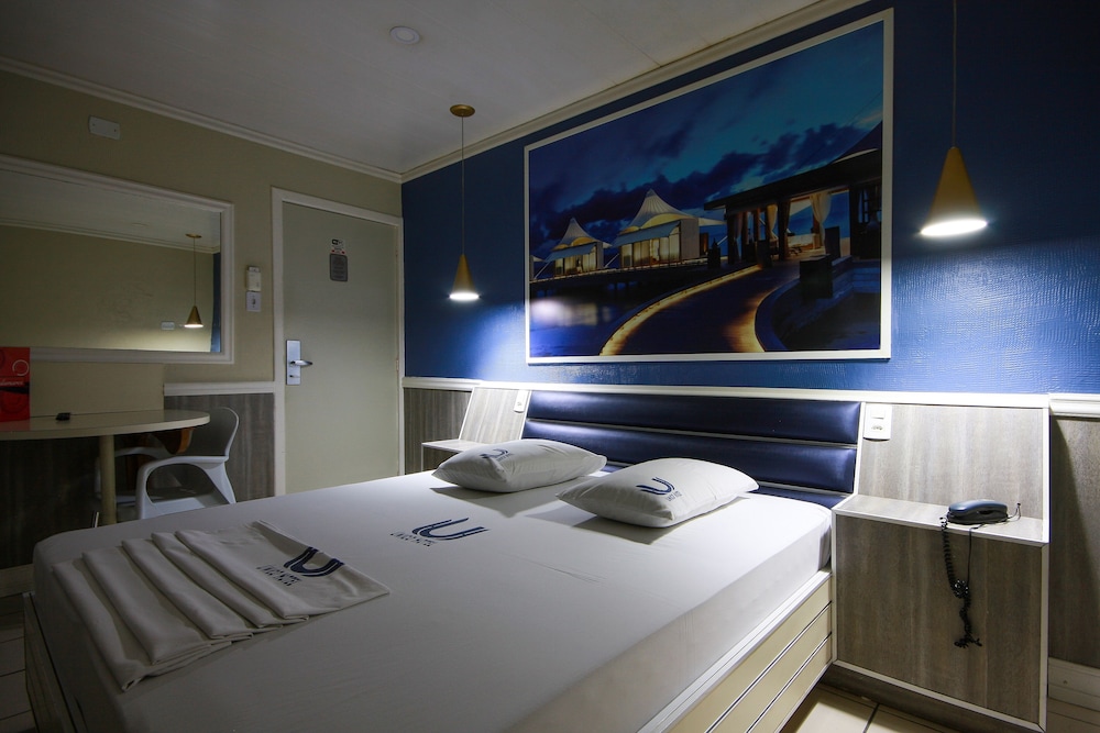 Calamares Hotel 8/49