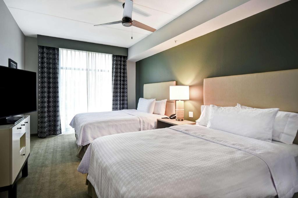 2 Bedrooms, Suite, King Bed, 1 King or 2 Queen Beds, 2 Queen Beds, 2 Bathrooms, Sofa, Accessible