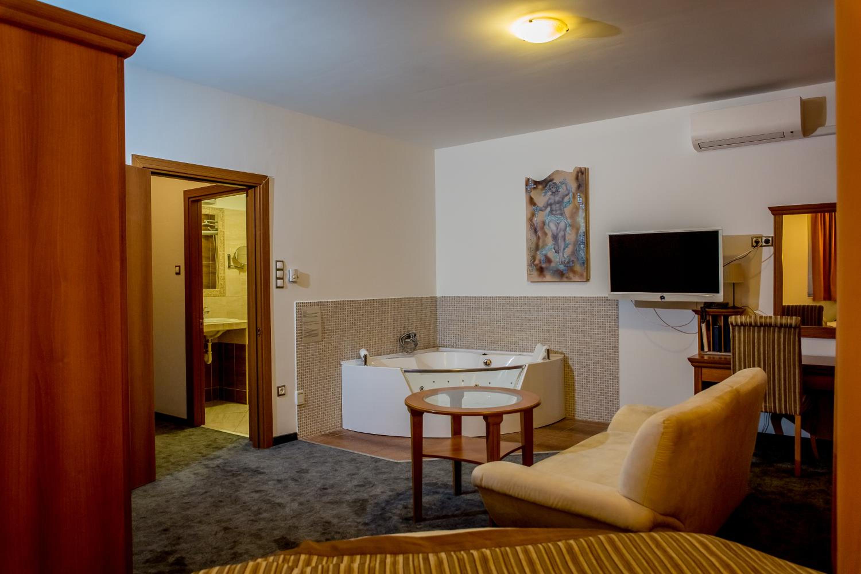 Aphrodite Hotel 40/50