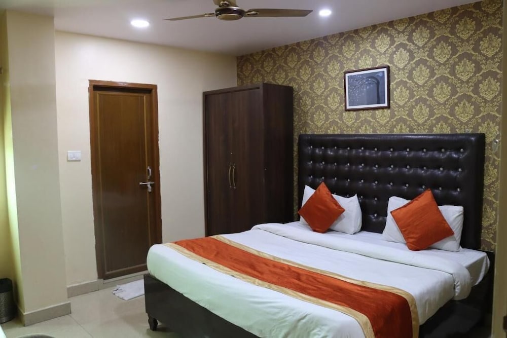 Hotel Sarweshwary 19/47